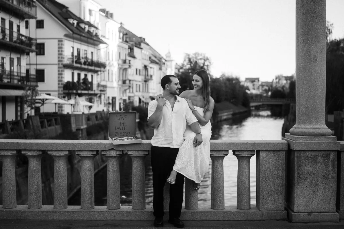 Eva in Juš s tablico Save the date